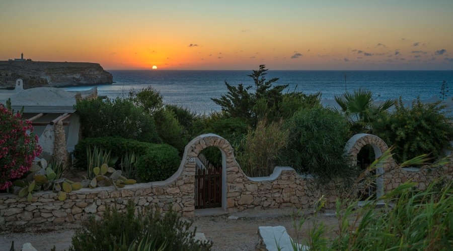 Dai Dammusi Alba a Cala Creta