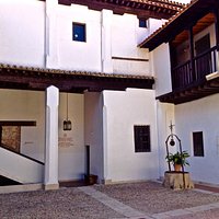 Hospital de Antezana (patio interior con el pozo=