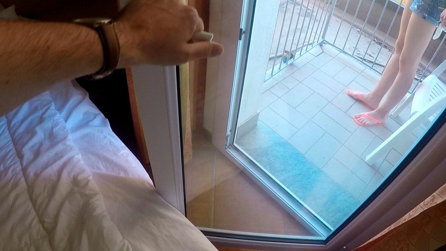 Так открываются двери в номере.