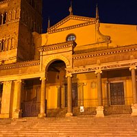 ingresso principale in notturna