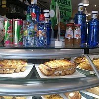 As bebidas são variadas e os bolos XXL