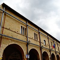 La facciata sulla piazza
