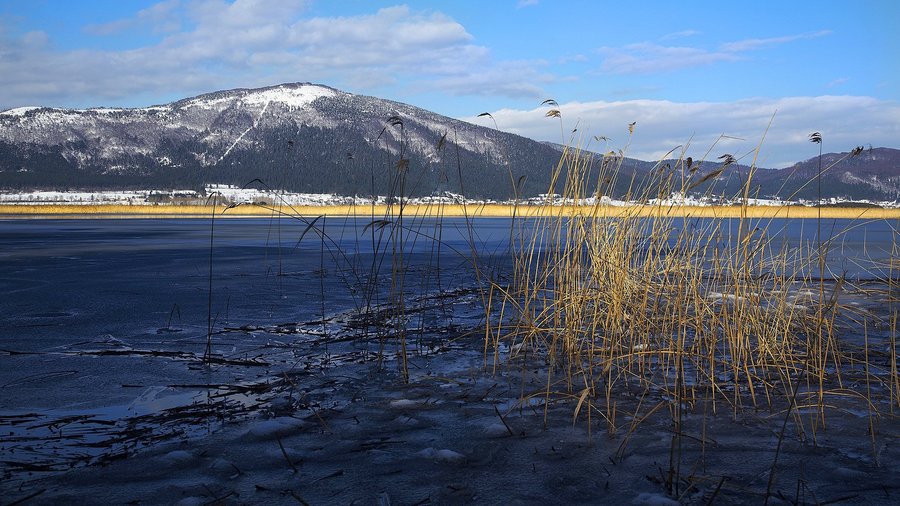 "Witch mountain" Slivnica rises above the lake