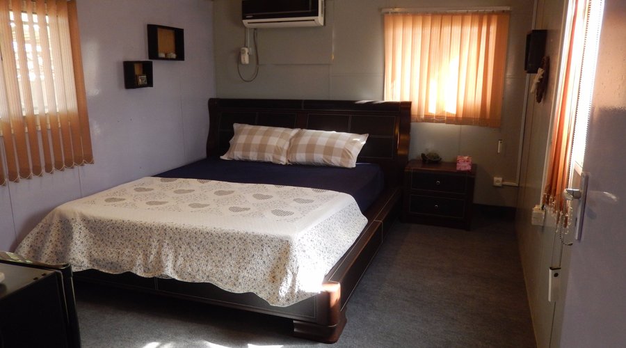 Our room with a queen size bed and A/C, 60 meters from the beach, directly in the Park e Zeytoon