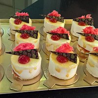 pasteles de yogur y mermelada de tomate rosa