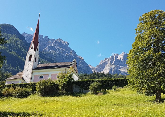 Kirche vor den Lienzer Dolomiten