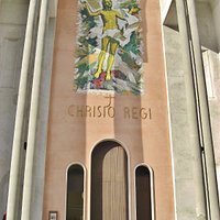 Das ist das imposante Eingangstor der 1946 - 1964 erbauten Kirche