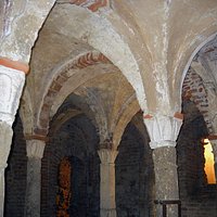 Volte della cripta di Sant' Eusebio ed i suoi caratteristici capitelli Longobardi.