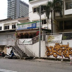 ファミマ風の外観を目印にすると分かりやすいです。