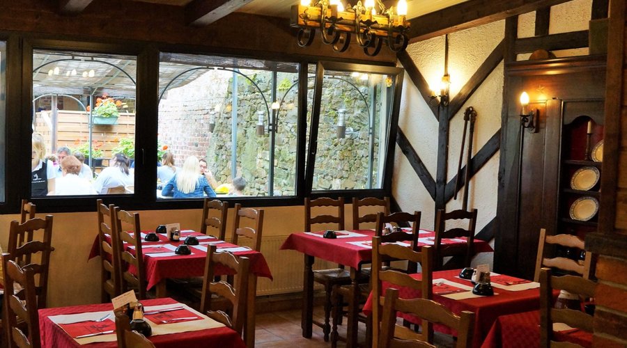 Crêperie Bretonne aqrrière salle et terrasse