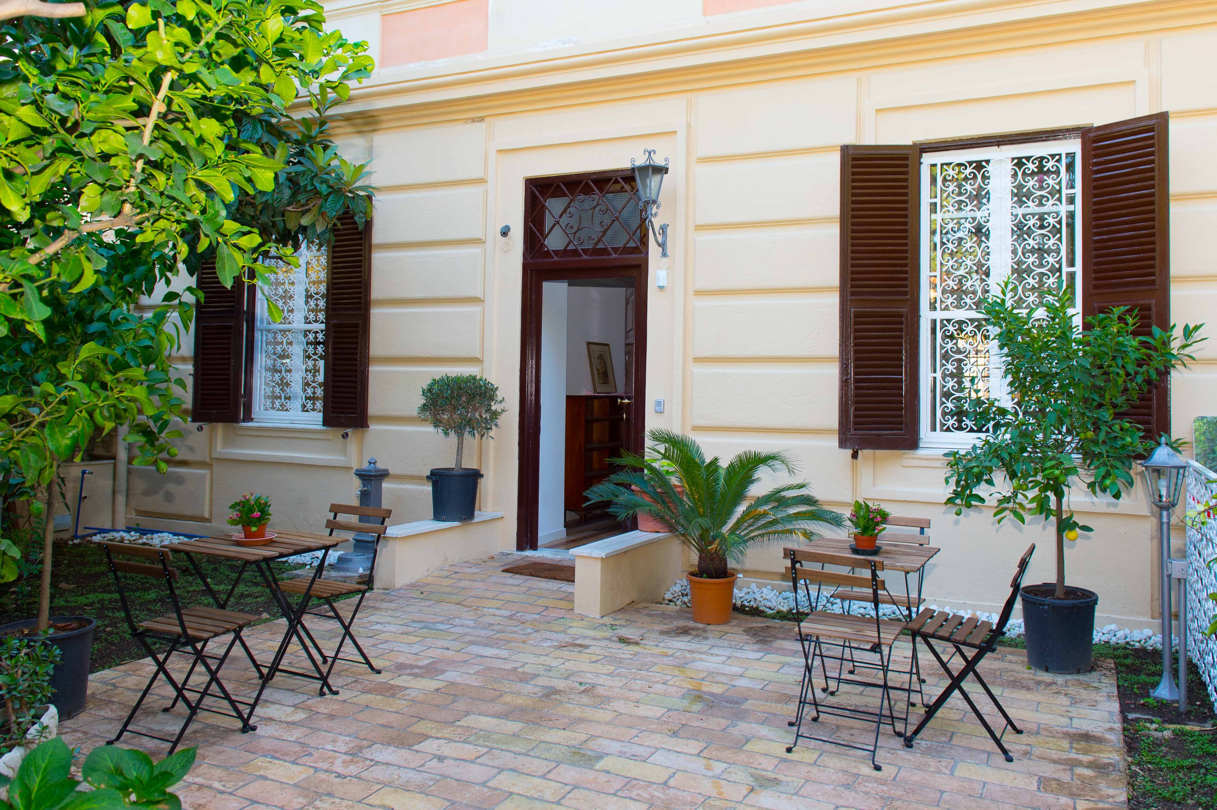 B&B DOMUS AUREA - Prices & Hotel Reviews (Rome, Italy)