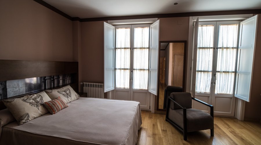 Habitación doble superior con balcón y vistas al monasterio