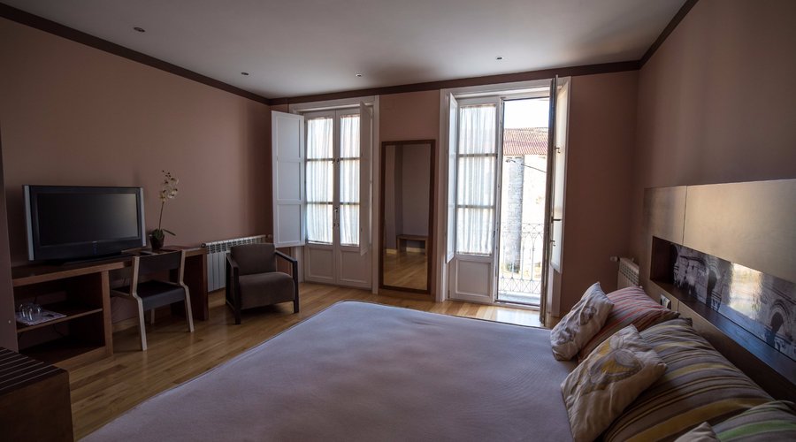 Habitación doble superior con balcón y vistas al monasterio