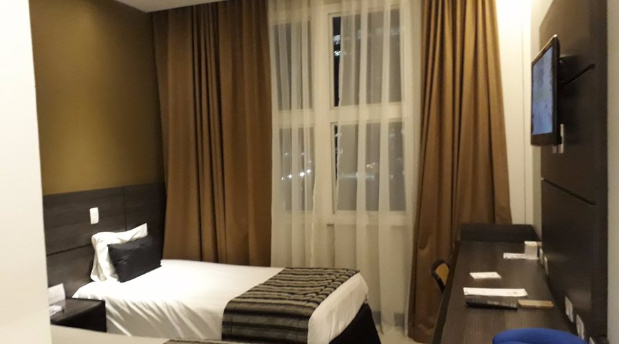 Quarto com duas camas de solteiro.