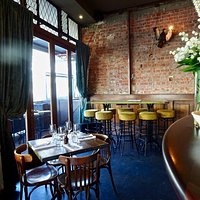Front corner of the restaurant with dining & bar area seating.