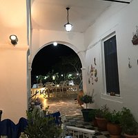 Όμορφα και γραφικά
Μην παραλείψετε να δοκιμάσετε κεφτέδες και καλυμνικα φύλλα (ντολμάδες), όταν