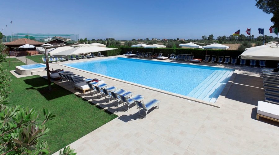 La nostra Nuovissima Piscina con grande vasca semi olimpionica e il comodo servizio di Idroterap
