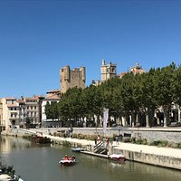 Canal de la Robine, con Donjon en el fondo.