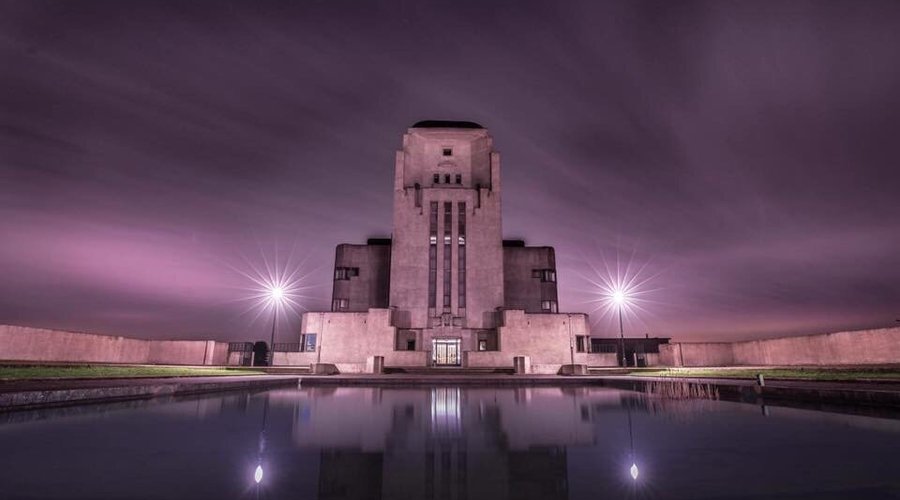 Bloeiende heide met op de achtergrond radio Kootwijk  , radio Kootwijk bij nacht