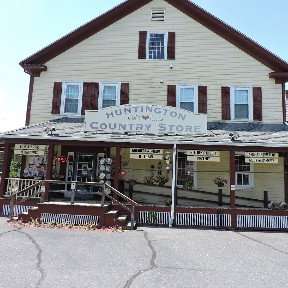 Huntington Welcomes Islanders Store