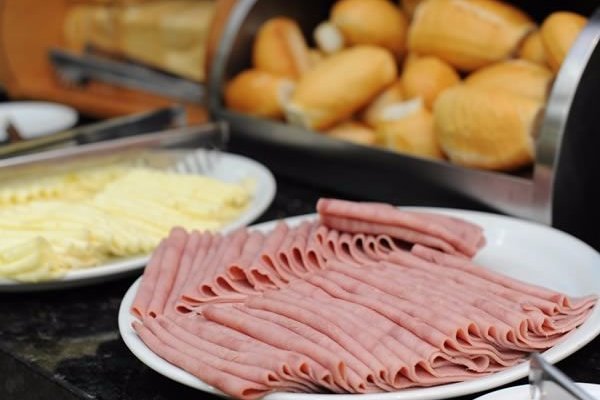 Café da manhã com todos os itens fresquinhos!