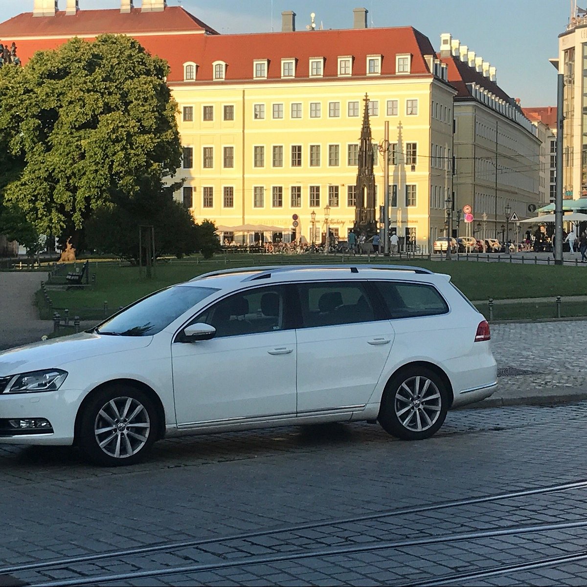 Rent a Golf 1 Cabrio Oldtimer in Munich - DRIVAR® car rental