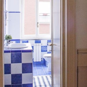 Due camere di cui una con il bagno interno e l'altra col proprio bagno.