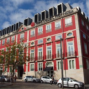 Fachada principal del hotel con vistas a la Plaza de Batalha