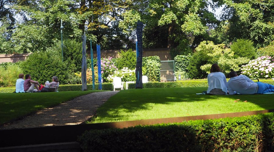 Imprssie van de tuin van De Mesdag Collectie, Deze groene oase wordt ook gebruikt voor recepties