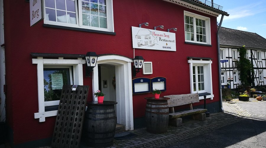 Das Haus am Berg liegt wundervoll gelegen an einem schönen Kirchplatz.