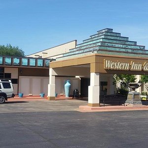 Front of Hotel from parking lot