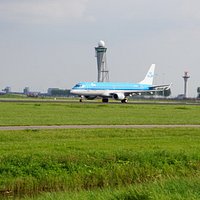 Een opsteigend toestel met de 2e toren op de achtergrond