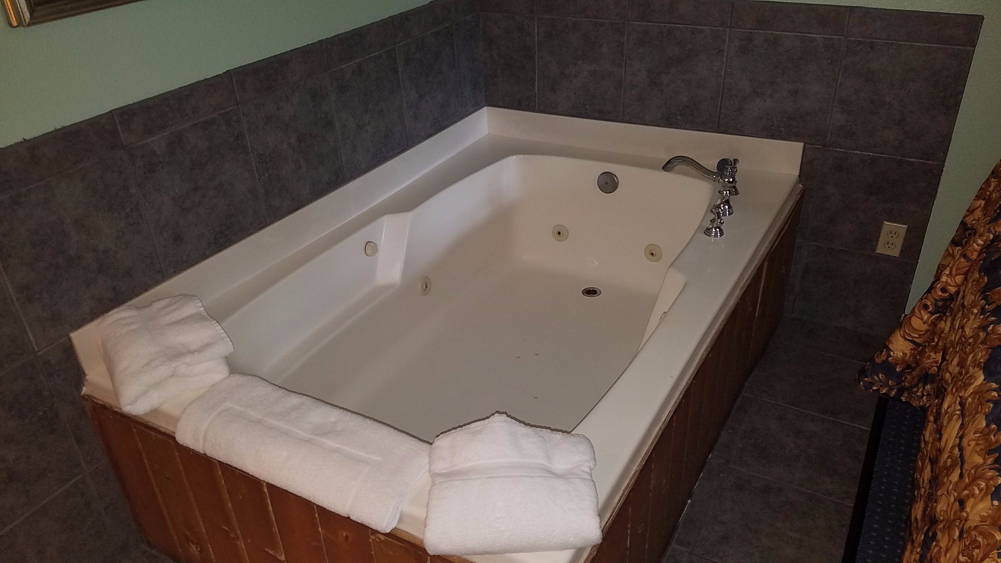 EDGEWATER INN 122 1 3 9 Prices Hotel Reviews Shady Cove Oregon   Larger Than Normal Jacuzzi 