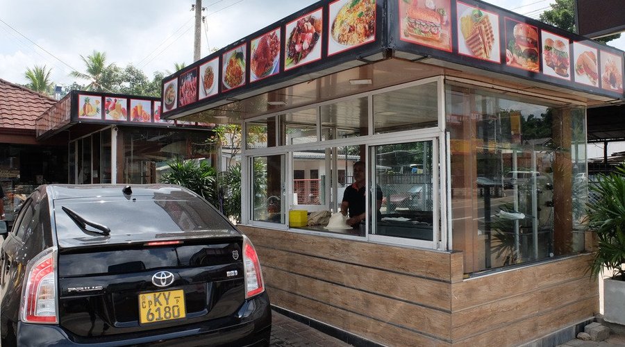 店外に設営されているファストフードの屋台