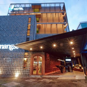 J Hotel Tampak Depan