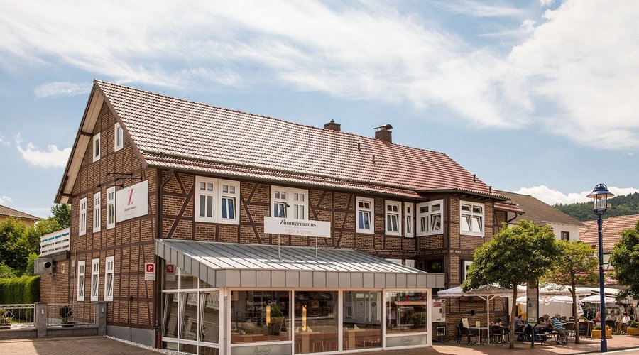Hauptgebäude mit Wintergarten und Außenterrasse
