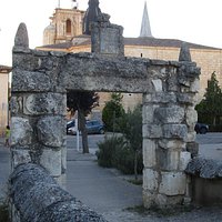 Arco de acceso al recinto de la fuente