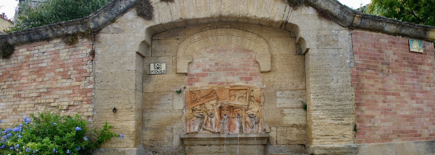 Même la fontaine s'est habillée de céramiques