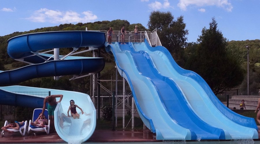 il IL y a aussi une très grande piscine couverte et un espace jeux d'eau.