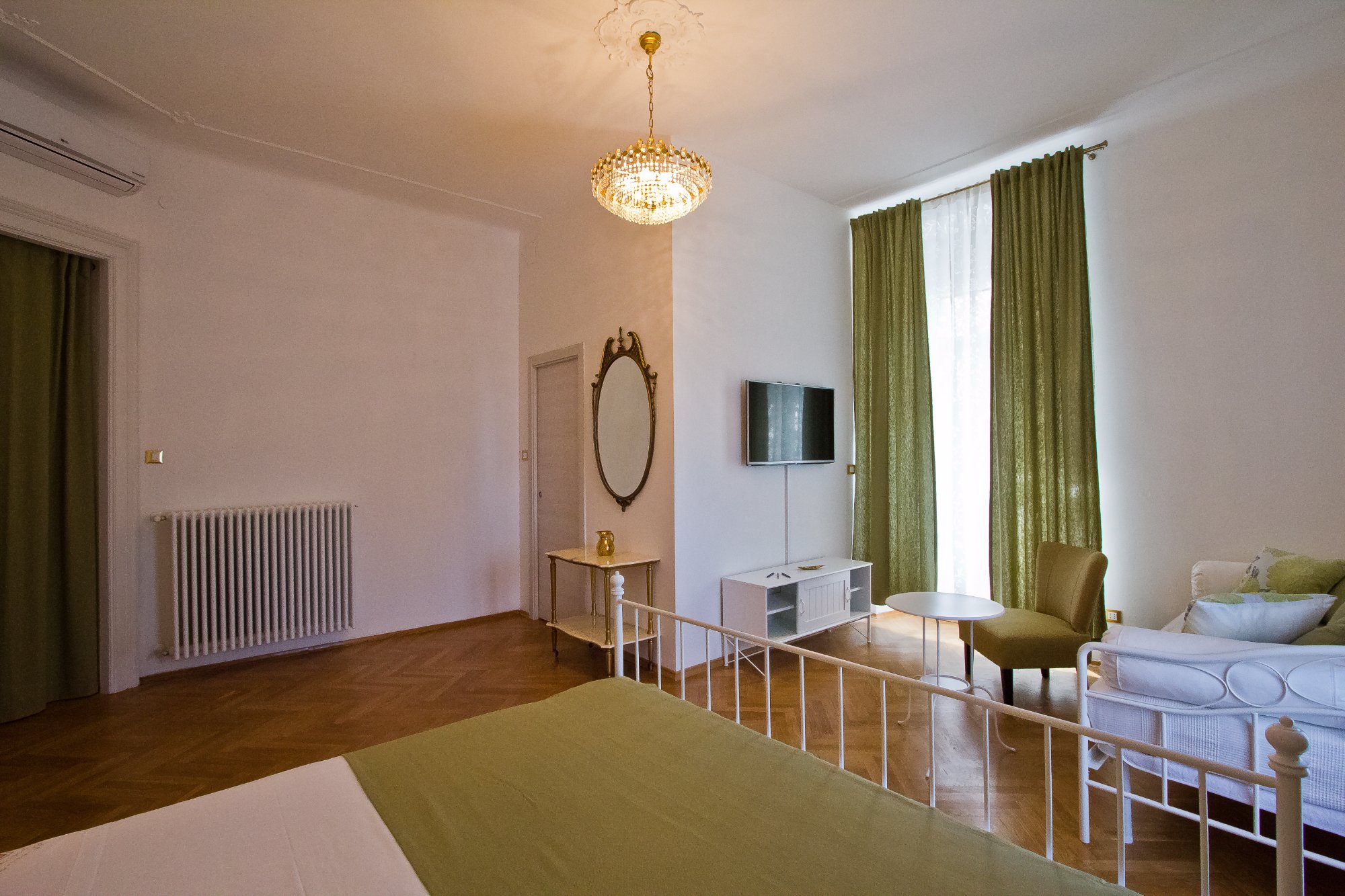 GOLDEN ROOMS BED & BREAKFAST - Prices & Cottage Reviews (Trieste, Italy)