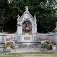 Mooi monument, maar de omgeving maakte meer indruk op mij. Als je verder loopt wordt je beklomme