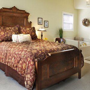 Victorian Room Queen bed