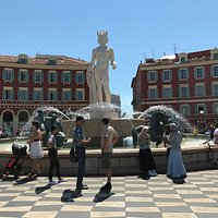 Fountain du Soleil en la Place Masséna.