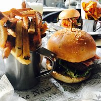 El mejor almuerzo de domingo en Uncle Fletch!! Hamburguesas maravillosas, exquisito el pan y las