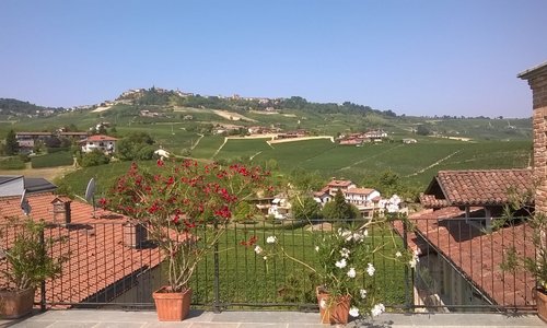 Vista di La Morra dalla terrazza panoramica dell'azienda