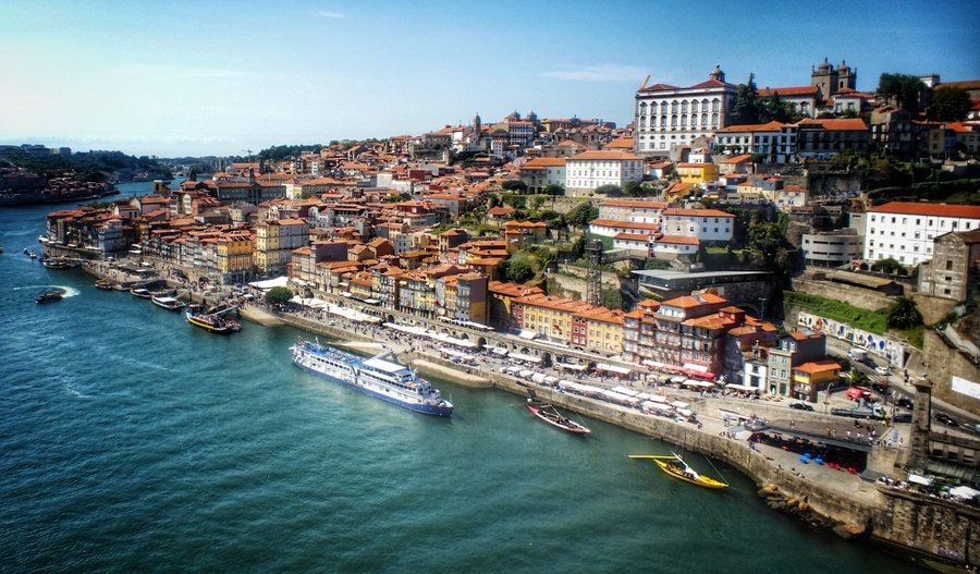 See the long white ship in the middle of the photo? That's the Invicta Ribeira Boat Hotel. Great