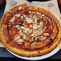 GF base, red sauce, mozzarella, grilled chicken, pepperoni, mushrooms, red onion and a bbq swirl