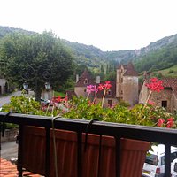 Magnifique vue de la ville d'Autoire de la terrasse du restaurant