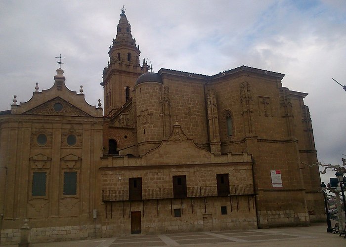 Impresionante vista de la fachada sur de la Iglesia.