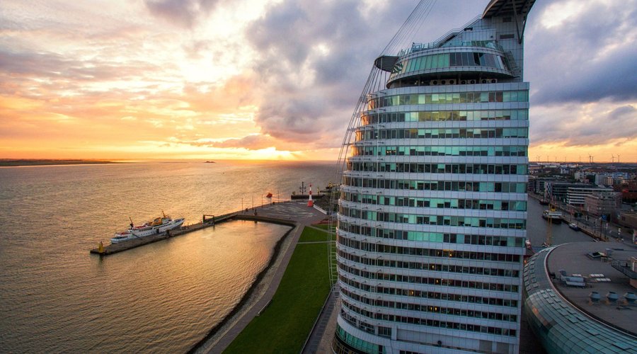ATLANTIC Hotel SAIL City im Sonnenuntergang